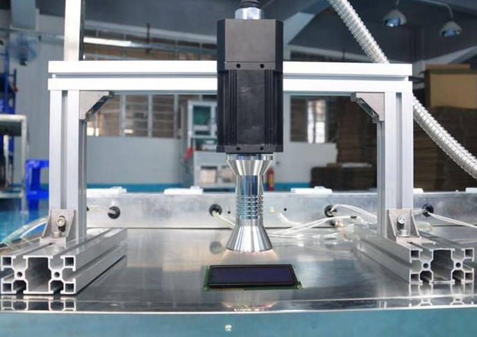 在線真空等離子清洗機(jī)介紹： 設(shè)備的主要結(jié)構(gòu)包括:上下料推料機(jī)構(gòu)、上下料置取料平臺、上下料提升系統(tǒng)、上下料傳輸系統(tǒng)、上下料撥料機(jī)構(gòu)、反應(yīng)倉、設(shè)備主體框架和電氣控制系統(tǒng)等。  在線式等離子清洗設(shè)備是一種環(huán)保的工藝，在成熟的等離子體清洗工藝技術(shù)基礎(chǔ)上, 增加上下料、物料傳輸?shù)茸詣踊δ堋Ｔ谡婵障?等離子體在電磁場的作用下高速運(yùn)動，沖擊物體表面，與表面污染物反應(yīng)或碰撞形成揮發(fā)性物質(zhì), 由工作氣體流及真空泵將這些揮發(fā)性物質(zhì)清除出去, 從而使工件達(dá)到表面清潔活化。  主要應(yīng)用是針對IC封裝中引線框架上點(diǎn)膠裝片、芯片鍵合及塑封等工藝前清洗, 大大提高粘接及鍵合強(qiáng)度等性能的同時(shí), 避免人為因素長時(shí)間接觸引線框架而導(dǎo)致的二次污染以及腔體式批量清洗時(shí)間長有可能造成的芯片損傷。    在線真空等離子清洗機(jī)的清洗技術(shù)及流程： 自動裝載→產(chǎn)品引到真空室→關(guān)閉真空室及抽真空度→前處理→真空清洗→產(chǎn)品推出→卸載  在線真空等離子清洗機(jī)的電極配置、氣體流量和安全系統(tǒng) 1、13.56Hz頻率射頻發(fā)生器 2、配備自動匹配系統(tǒng)以大限度地減少反射功率 3、保證良好的氣體流動系統(tǒng)及均勻的等離子體生成系統(tǒng) 4、通過強(qiáng)力排氣及消除污染，徹底消除殘留物 5、緊急停止按鈕,關(guān)閉所有功率和氣體流量  金鉑利萊在線真空等離子清洗機(jī)，有效對塑料/金屬等材料表面進(jìn)行蝕刻油墨、漆點(diǎn)，應(yīng)用于攝像頭模組清潔,LED/芯片支架清潔,BGA基材清潔，PCB SMT助焊劑清潔,GPP基材清潔，在線真空等離子清洗機(jī)具有有極佳的清洗，活化，刻蝕作用，為鍍膜前、粘接前、涂覆前的活化、底涂提供優(yōu)異的表面環(huán)境。